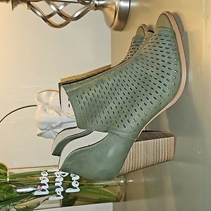 NWOT RESTICTED sz 8.5 ankle booties